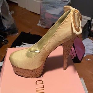 Yellow bow heels